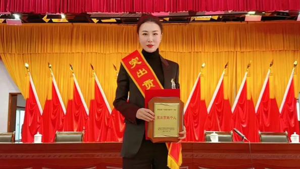 熱烈祝賀集團總經理張娟在李滄區(qū)“作風能力提升年”活動中，獲評“突出貢獻個人”榮譽稱號